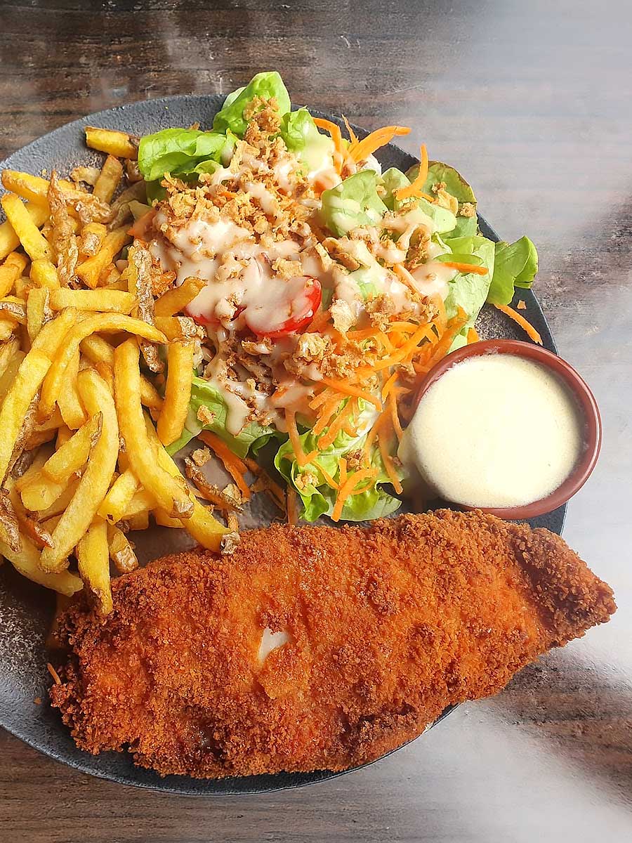 Cordon bleu maison, frites et cocktail