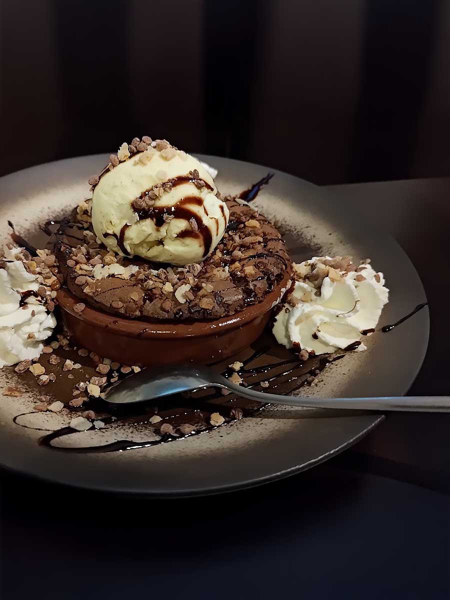 Fondant au chocolat, glace vanille et chantilly