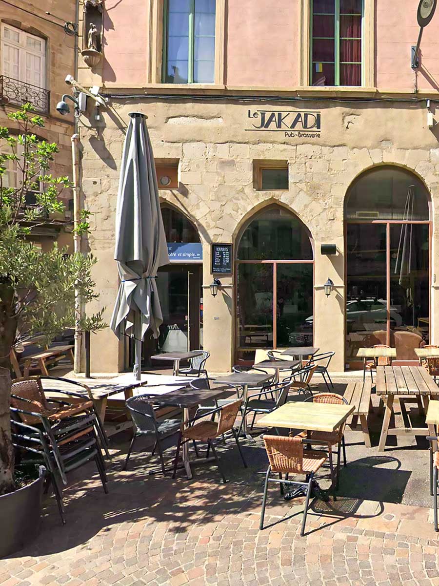 La terrasse du Jakadi devant les arcades, place Maurice Faure