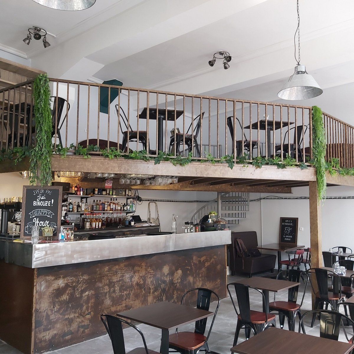 La salle et le bar du Jakadi